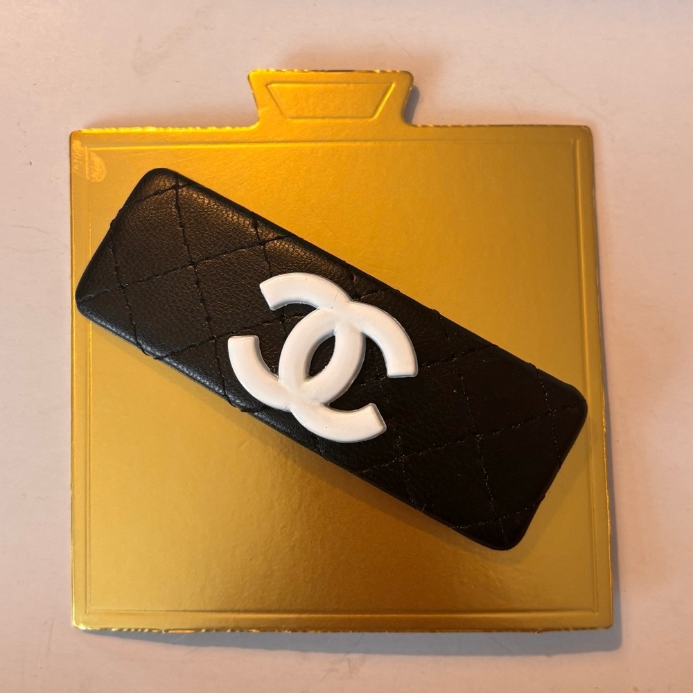 Hair clip Black PU quilted leather with creamy white monogram - Picture 2 of 3